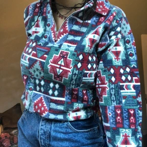 En färglad tjocktröja - En färgglad tjocktröja. Storlek s från ett danskt märke Double. 100kr plus frakt