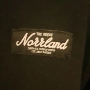 Norrlands Hoodie  - Säljer min Norrlands Hoodie för den kom ej till användning. Den är använd två eller tre gånger. Kan förekomma hundhår. Ny pris 800