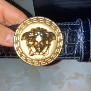 Versace bälte  - Äkta Versace alligator bälte . Det är ett herr bälte och 95 cm långt. Köpt för 3400 kr i somras, den är i nycksick har dock gjort några egna hål hos skräddaren . Hålen är små och syns inte alls när man har på sig den. Serie nummer finns för att bevisa äkthet. Du kan också googla på ”Versace alligator belt” så dyker den upp på bilder. 😎💧