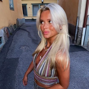 Blitzbyellen topp - Lägger upp denna igen då många var intresserade! En skitsnygg topp från blitzbyellen som är helt slutsåld, säljs pga att jag aldrig använt den därav priset❤️ (lånade bilder)