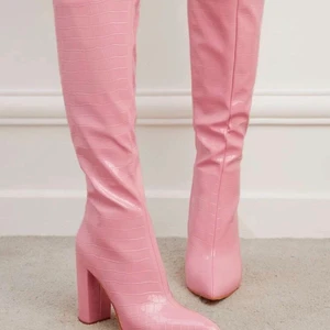 Rosa stövlar - Jättefina rosa stövlar. Kommer tyvärr inte till användning för mig:/ använda en kväll men fick lite slitningar på tån. Köpare står för frakt 💕