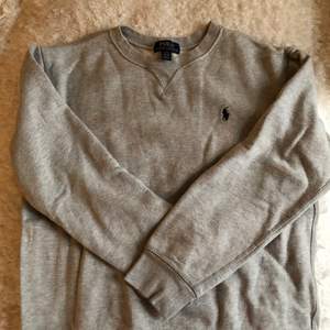 En grå Ralph Lauren tröja som är från Kidsbrandstore och är nästan aldrig använd ❗️köpare står för frakt❗️