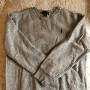 Ralph Lauren collegetröja  - En grå Ralph Lauren tröja som är från Kidsbrandstore och är nästan aldrig använd ❗️köpare står för frakt❗️