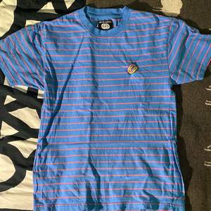 Skön tröja från ett samarbete mellan amerikanska zumiez och musikgruppen Odd Future. Inköpt på zumiez i USA 2019. Bra skick, brodyren på bröstet är dock lite skrynkligt.