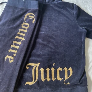 Juicy couture set -  ~BUDGIVNING~                                                                                      ÄKTA Juicy couture set i mörkblå färg. Storlek M i byxor och L i tröjan, men de är mindre i storleken så de passar mig som har S. Byxorna är använda ganska mycket, men tröjan är inte alls använd mycket. Budgivningen avslutas om några dagar Högsta bud: 700kr                                                          Kolla gärna in mina andra annonser där jag säljer Levis jeans och juicy couture kofta❤️
