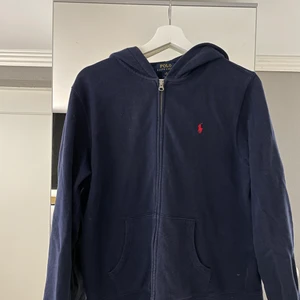 Ralphlauren Tröja  - Ralphlauren tröja storlek XL i Kids motsvarar S liten M i vanlig herr storlek. Den är i använt skick. Nypris 900kr säljer för 99kr