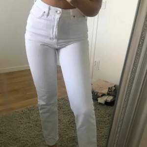 Vita vanliga jeans från salt. Storlek M. Endast använda fåtal gånger så ser ut som helt nya. Väldigt stretcha i tyget.