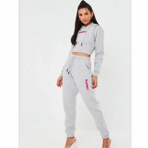Playboy mjukisbyxor - Aldrig använda playboy x Missguided gråa joggers💕 skriv för mer information eller för fler bilder