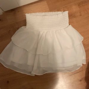 Volang kjol - Inköpt i somras<3 använd fåtal gånger, och inga fläckar eller andra fel på den, märket är Chelsea och ordinarie pris är 500kr:) säljer när den inte riktigt är min stil längre