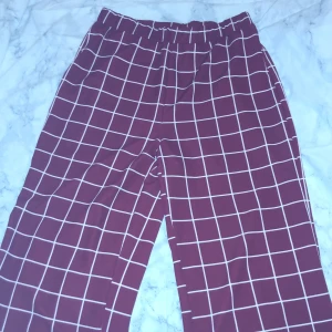 Byxor  - Säljer mina oanvända byxor i storlek 44, passar M/L då de var små i storleken. De är normallängd (aningen korta på mig som är 179cm lång). 