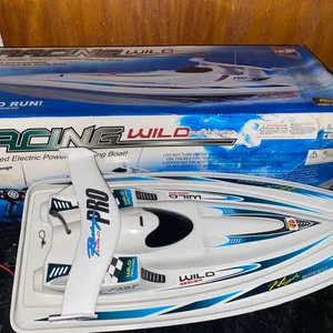Radiostyrd båt 🛥  - Jag har valt att sälja den här radiostyrd båten eftersom att jag inte använder den längre och den fungerar utmärk den medföljer 4 batterier, en kontroll,2 laddare och kartongen finns med. Jag har köpt den för 1500kr men jag har valt att sälja den för 722kr. Height är 200mm, hull lenght är 620mm