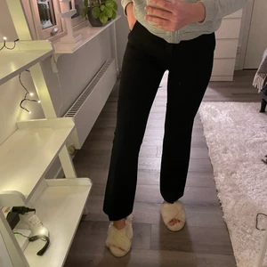 Vilma kostymbyxa från BikBok i strl: 36 - Jättefina och populära svarta kostymbyxor från BikBok i storlek 36. Säljer de för de blivit för små. Säljer de för 200kr då de är i fint skick. Ordinarie pris: 399kr. Frakten ingår inte i priset. 