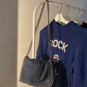 Stella Mccartney liknande väska  - Jätte snygg blå Stella McCartney  liknande väska! Köpt här på Plick, och bilden är lånad från personen jag köpte väskan av. Bra skick utan några skador. Buda i kommentarerna⚡️