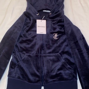 juicy conture tröja i storlek XS - Tröjan är endast testad, prislappen sitter kvar. Så nyskick. Tröjan är köpt för 900kr och den är helt helt ny och endast testad så säljer för 750kr.