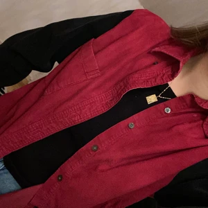 Urban Outfiters -secondhand skjorta - Manchester skjorta med svarta arma och vinrött i mitten.  Köpt på Urban outfiters sceondhand avdelning, står ingen storlek i men skulle säga M/L. Jag är M och sitter  snyggt oversized på mig. Skriv om ni vill ha fler bilder eller frågor! Frakt tillkommer!🥳