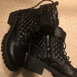 Boots  - Boots från något märke som jag inte riktig minns. 😂 Dom är använda ett fåtal gånger. Storlek 37.  