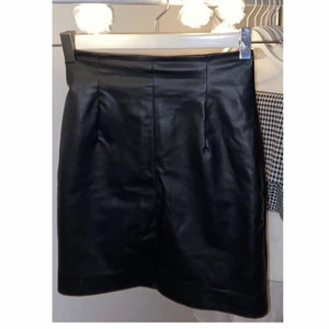 Skinnkjol 🖤 - Säljer denna kjol då den är lite för kort på mig. Kjolen är i storlek 32 men passar även mig som har 34😊 Väldigt fin att matcha med exempelvis en stickad tröja! Frakt ingår i priset 💕💕 