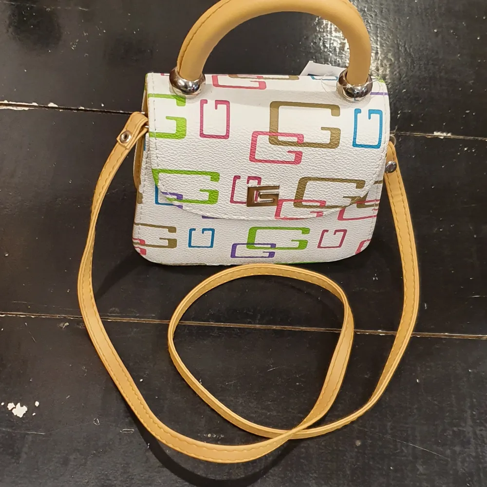 En lila guess cross bag. I mycket bra skick och passar till allt. Finns fler bilder . Laukut & Käsilaukut.