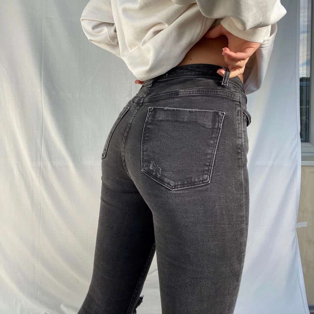Hi, I am selling these black high waist jeans from Zara, the jeans are ankle length as you can see ( I am 177 cm tall ) and they are in a washed black color. There is an intended hole in the knee. These jeans are super comfy and stretchy and are of good quality. . Jeans & Byxor.