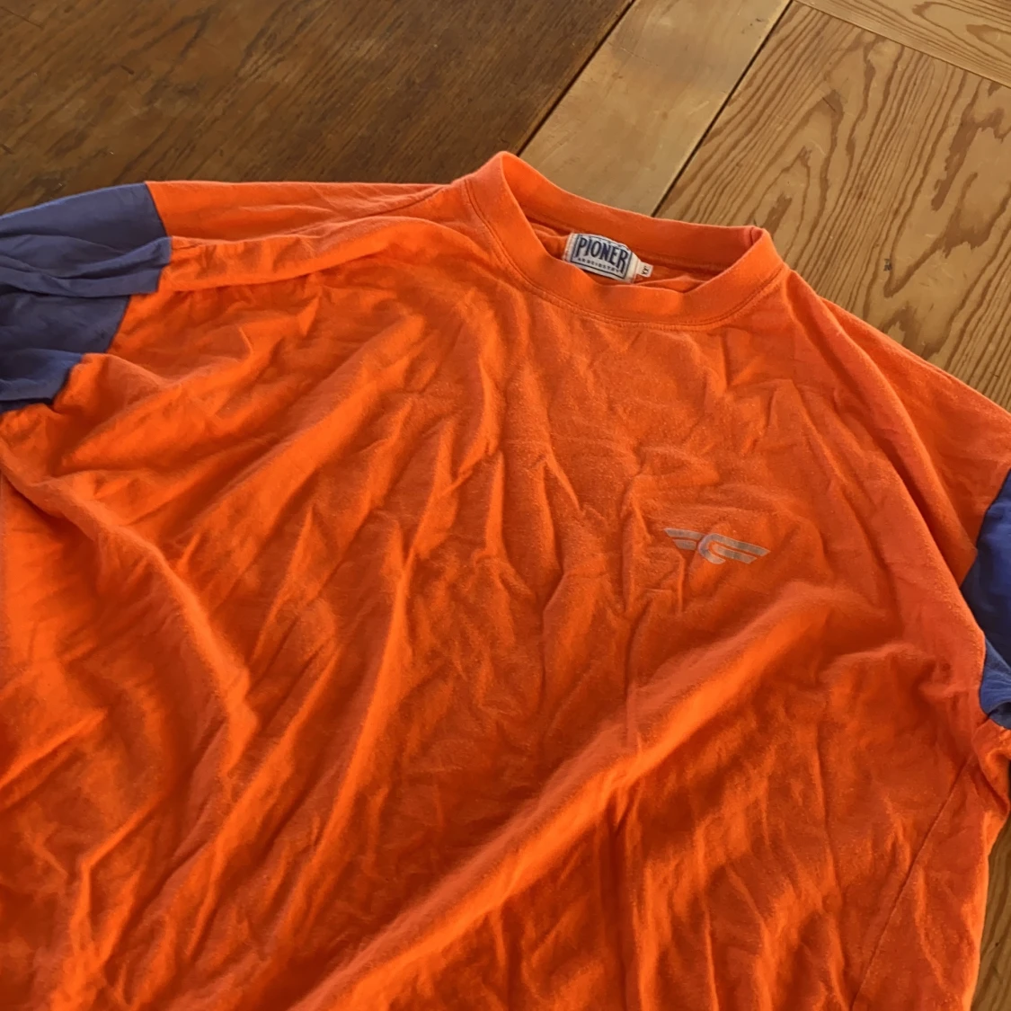 Snygg oversized t-shirt med olika färger på ärmarna - 90