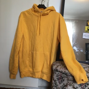 Hoddie - Basic gul hoddie från H&M. är från herravdelningen så sitter som en S/M