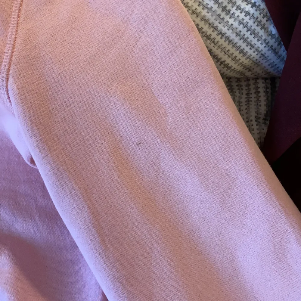 Super mysig rosa hoodie i killstorlek S. Har två super små fläckar (2&3 bild) men syns ej vid användning, går säkert bort med en tvätt. Frakten betalar köparen för 🥰. Hoodies.