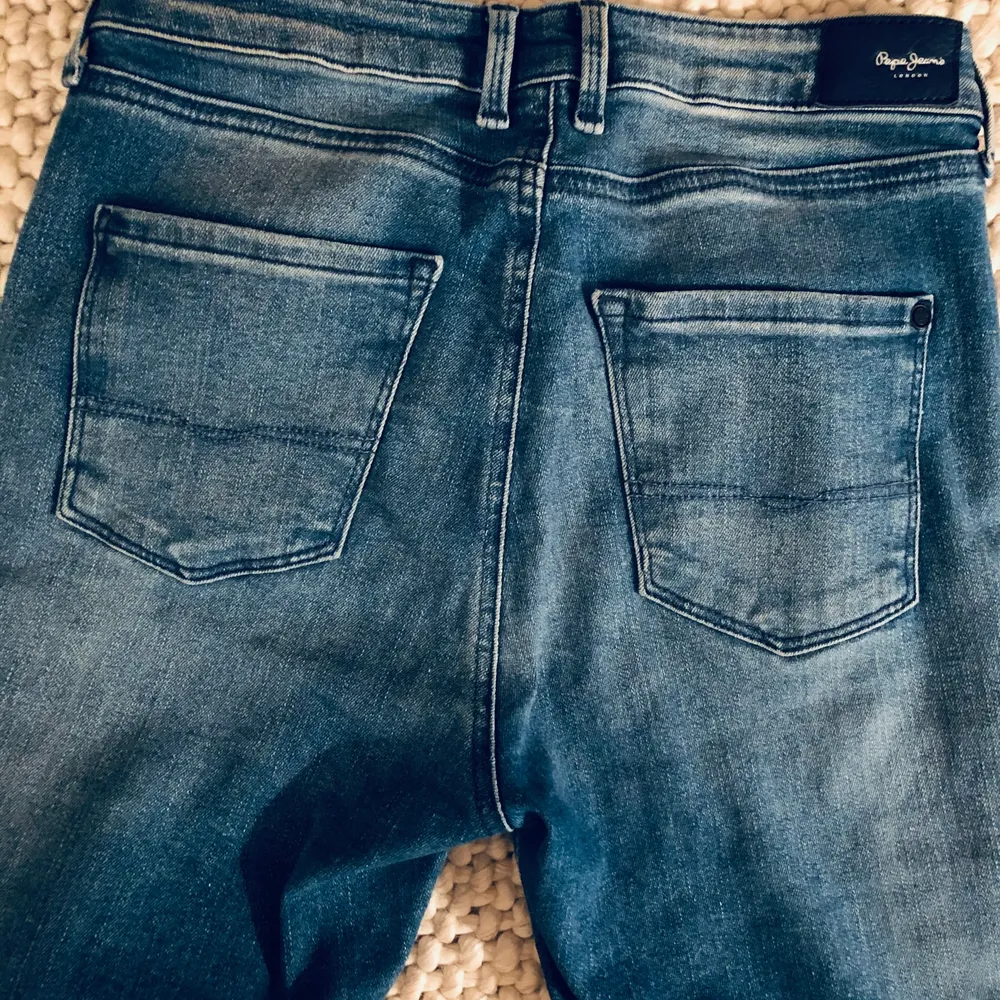 Säljer dessa fina jeans som jag knappt använt eftersom jag lyckades köpa en för liten storlek. . Jeans & Byxor.