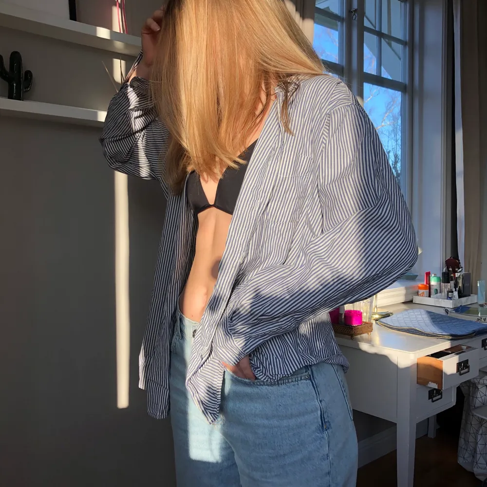 Så fruktansvärt snygg skjorta som man kan bära till ett år jeans eller över en bikini💙💙🤍. Skjortor.