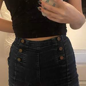 Fina jeansshorts från gina tricot, väldigt fint skick men kan man se en bleknad där bak efter användning. Det är inget man märker däremot. Rökfritt men djur finns i huset