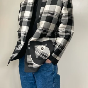 Rutig vårjacka - Skittuff vårjacka med axelvaddar. Perfekt för en 80-tals vibb. Står XL i jackan men sitter mer som en L eller stor M. Köpare betalar frakt, kan även mötas i stockholmsområdet.