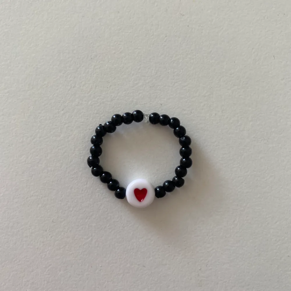 Handgjord ring med svarta pärlor och ett hjärta. . Accessoarer.