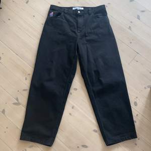 Snygga svarta Big Boy svarta skate jeans säljes. Helt oanvända och perfekt skick, köpta på streetlab i Malmö. Baggy fit och perfekta att skatea i. Kontakta vid intresse eller frågor. 