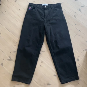 Big Boy Jeans XL svart  - Snygga svarta Big Boy svarta skate jeans säljes. Helt oanvända och perfekt skick, köpta på streetlab i Malmö. Baggy fit och perfekta att skatea i. Kontakta vid intresse eller frågor. 