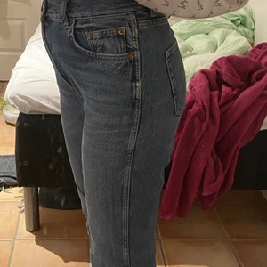 Zara Jeans  - Säljer mina fina Zara byxor som är i jättefint skick! Passformen är jättefin och byxorna har raka ben.  Köptes 2019💘💘 Slitningar på baksidan vid fötterna (var så när de köptes) Köparen står för frakten 🚛💞