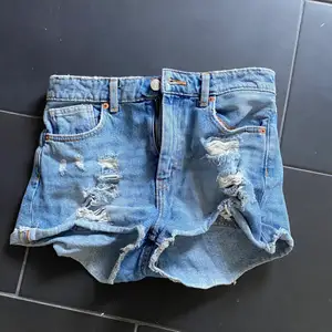 Ett par korta jeansshorts med slitningar framtill! Köparen står för frakt! 