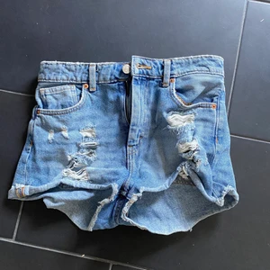 Jeansshorts med slitningar - Ett par korta jeansshorts med slitningar framtill! Köparen står för frakt! 