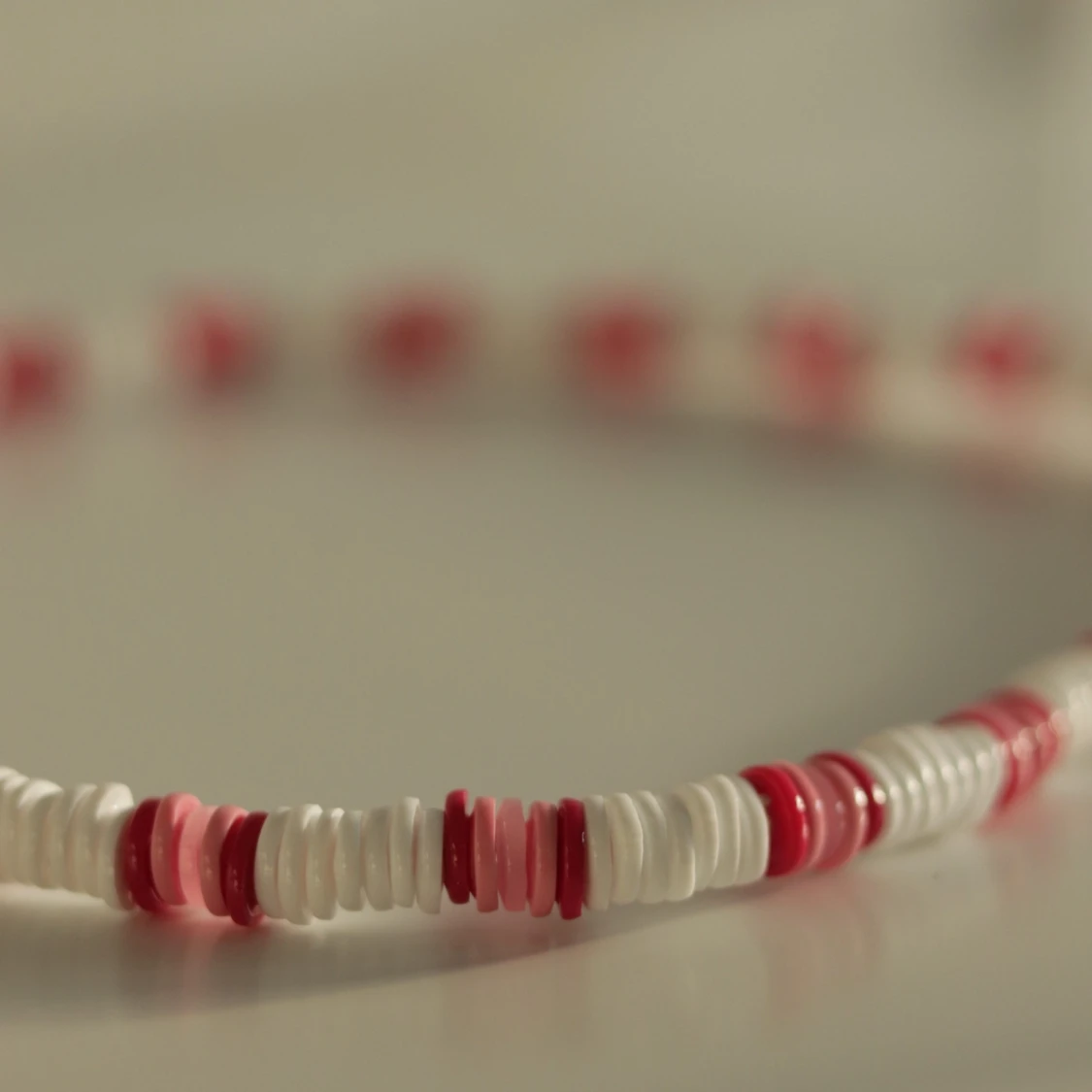 Vit och rosa halsband - 91