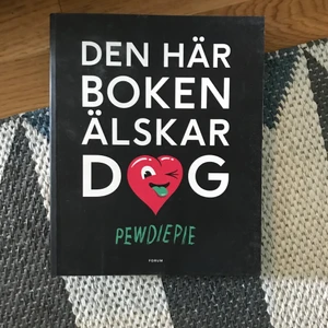 Merch - Pewdiepies bok ”den här boken älskar dig” bild bok med quotes för det mesta. Pris kan diskuteras