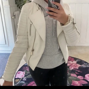 Chiquelle skinnjacka  - Skinnjacka från Chiquelle i en kräm vit färg. Finns ej på hemsidan längre. Bra skick och sitter super fint. Storlek 38, men sitter som en 34/36🤍🤍