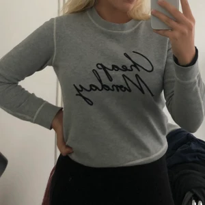 Grå sweatshirt från Cheap Monday - Jättefin grå sweatshirt med tryck,  150+frakt✨