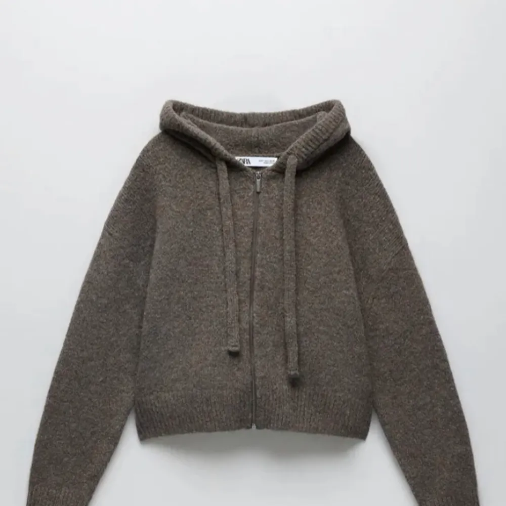 Säljer min väldigt snygga och sköna  stickade hoodie från Zara, i nyskick  💞 kan mötas upp i Nacka annars står köpen för frakten💞 BUDA!!💞 (lånade bilder) . Stickat.