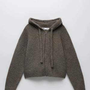 Säljer min väldigt snygga och sköna  stickade hoodie från Zara, i nyskick  💞 kan mötas upp i Nacka annars står köpen för frakten💞 BUDA!!💞 (lånade bilder) 