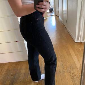 Superfina svarta jeans från WEEKDAY. Raka och lagomt breda. Säljer pga för korta. Använda men i bra skick. Kan även passa en storlek mindre. 