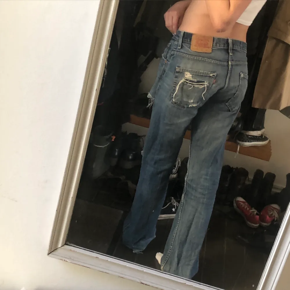 Stört snyggalågmdjade jeans får Levis med hål! Perfekt till allt och otroligt unika! Köparen står för frakten 💕 om många är intresserade blir det budgivning, jag är 170. Jeans & Byxor.