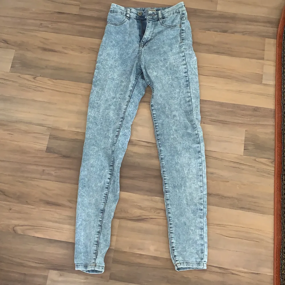 Ett par highwaisted skinny jeans från pull&bear som tyvärr inte passar längre :/ det finns ett litet hål på ena benet men syns ej när man har på sig dem . Jeans & Byxor.