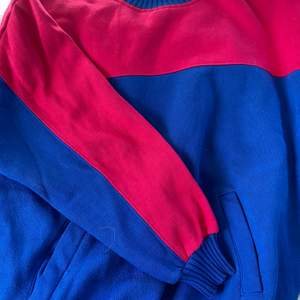 Blockfärgad tjocktröja i blå och rosa med polokrage och fickor, köpt på beyond retro och ger mycket vintage feeling! Väldigt varm och mysig, 50kr+frakt