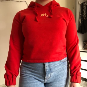 Röd hoodie från Nakd - Röd hoodie från NaKd i storlek S. Hoodien är i en liten kortare modell och sitter väldigt bra i storleken. Luvan är ett stort plus på denna hoodien då man ofta känner att luvan inte sitter snyggt. 
