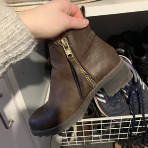 Kängor - Bruna kängor med fin detalj och lite klack, bra skick!