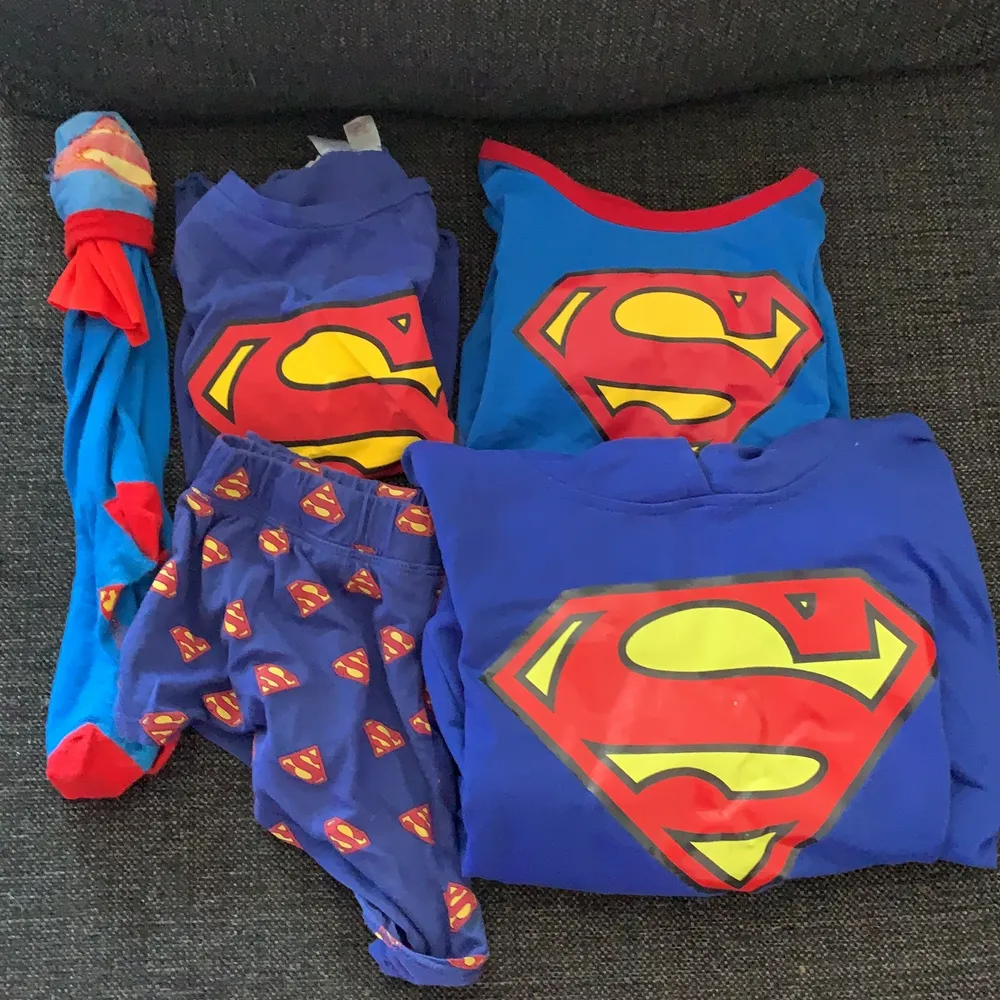 Superman paket! T-shirt xs, Linne xs, shorts xs, hoodie xs/s, strumpor one size.. Övrigt.