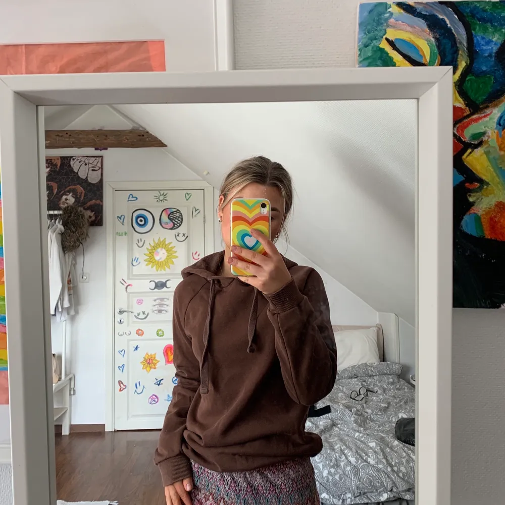 En helt vanlig brun hoodie från Gina! Kunden står för frakten-66kr🥰🥰. Tröjor & Koftor.